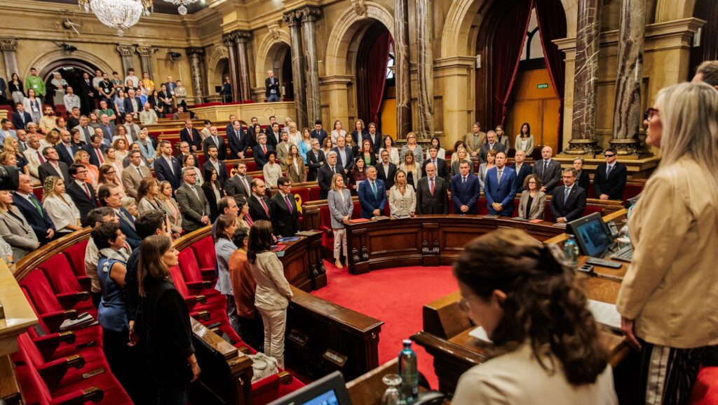 Minut de silenci en solidaritat amb la població palestina i de rebuig del genocidi a Gaza al Parlament de Catalunya. Foto: Parlament de Catalunya