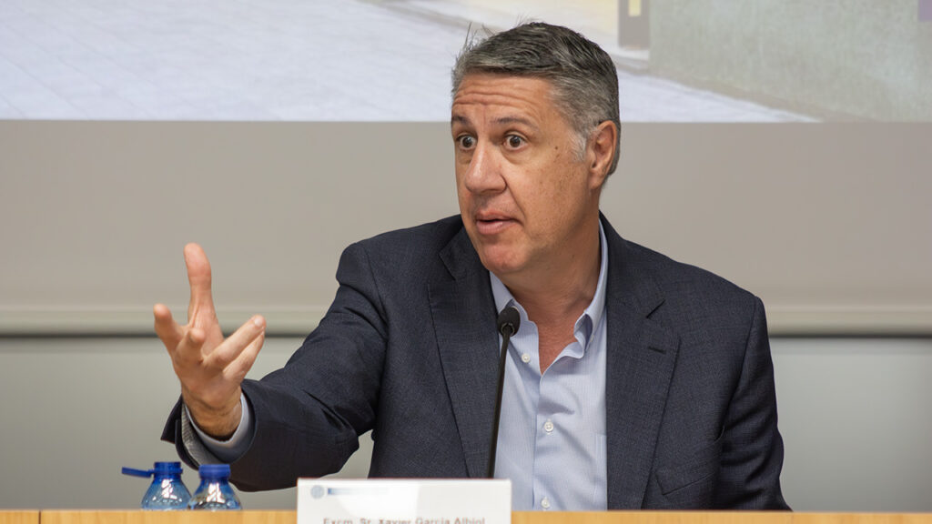 L'alcalde de la ciutat ha refermat que la seva política social  consisteix en parlar amb els fets.