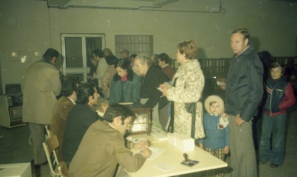 Els primers passos cap a la democràcia (1976-1978)