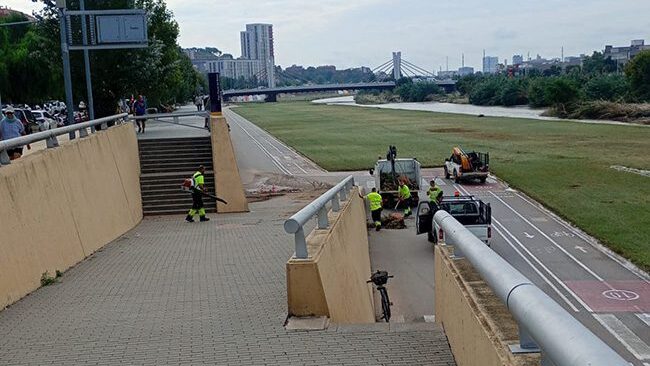 Operaris netejant una de les entrades al parc. Foto: XPN